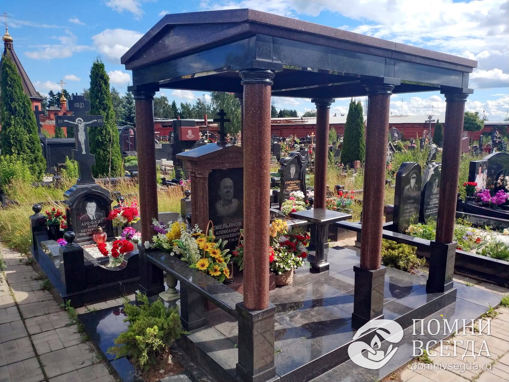 Высокий свод из чёрного гранита на круглых колоннах